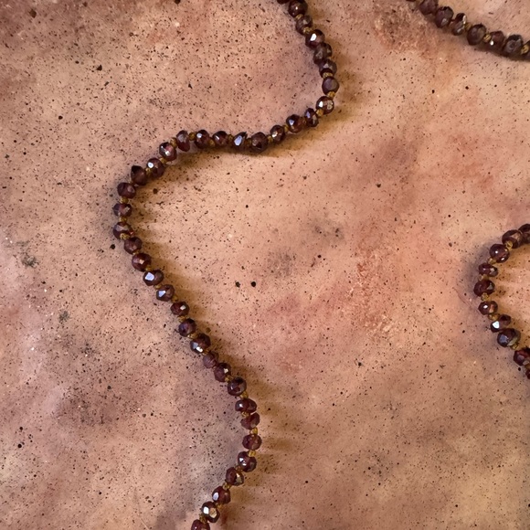 Handmade hand knotted garnet necklace with little stone heart charm - Picture 10 of 15